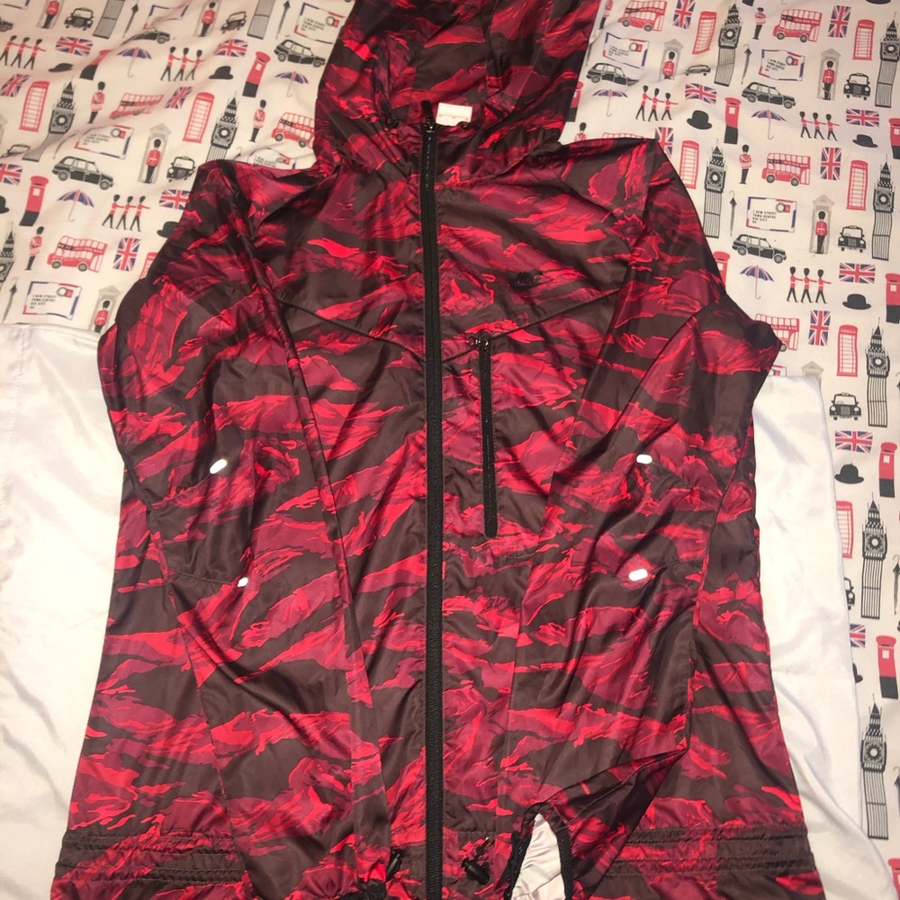 BOYS RED CAMO NIKE WINDBREAKER JACKET